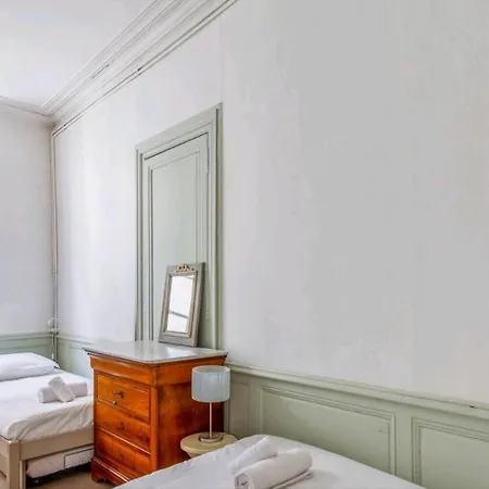 L'atypique, Au Centre Pour 4 A 5 Personnes